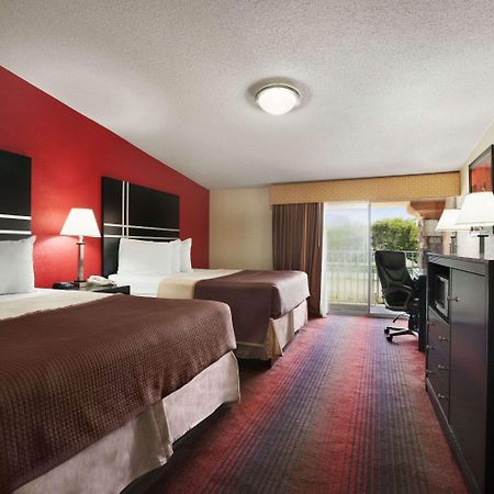 Howard Johnson By Wyndham North Plainfield Exterior photo