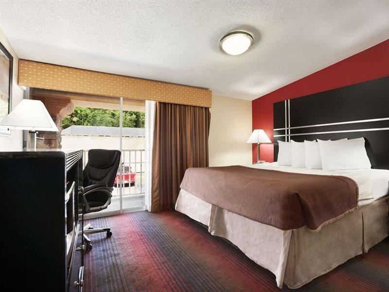 Howard Johnson By Wyndham North Plainfield Exterior photo