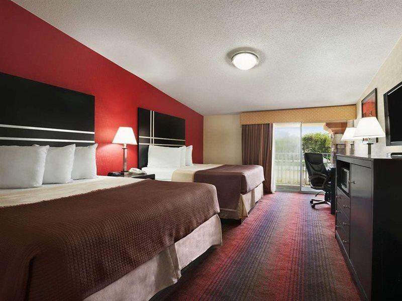 Howard Johnson By Wyndham North Plainfield Exterior photo