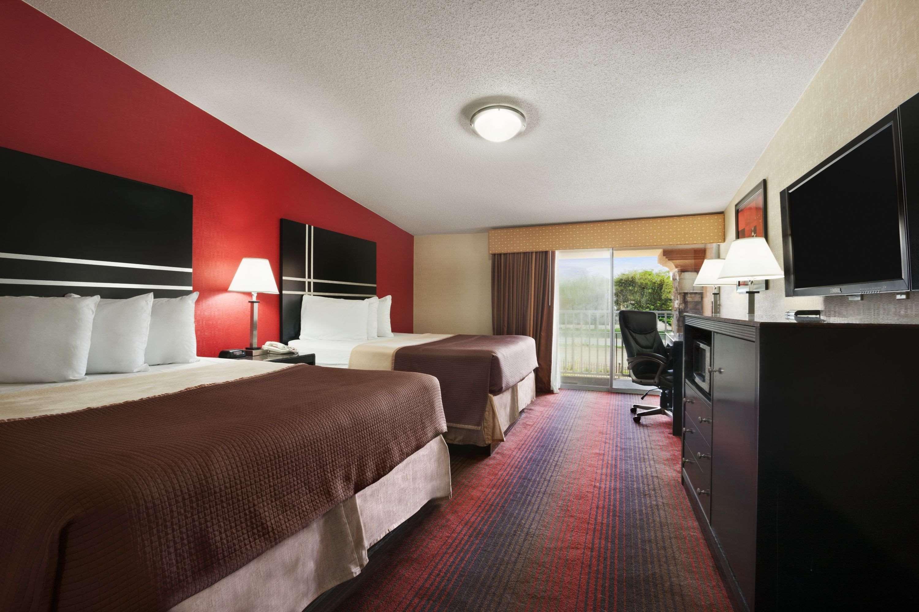 Howard Johnson By Wyndham North Plainfield Exterior photo