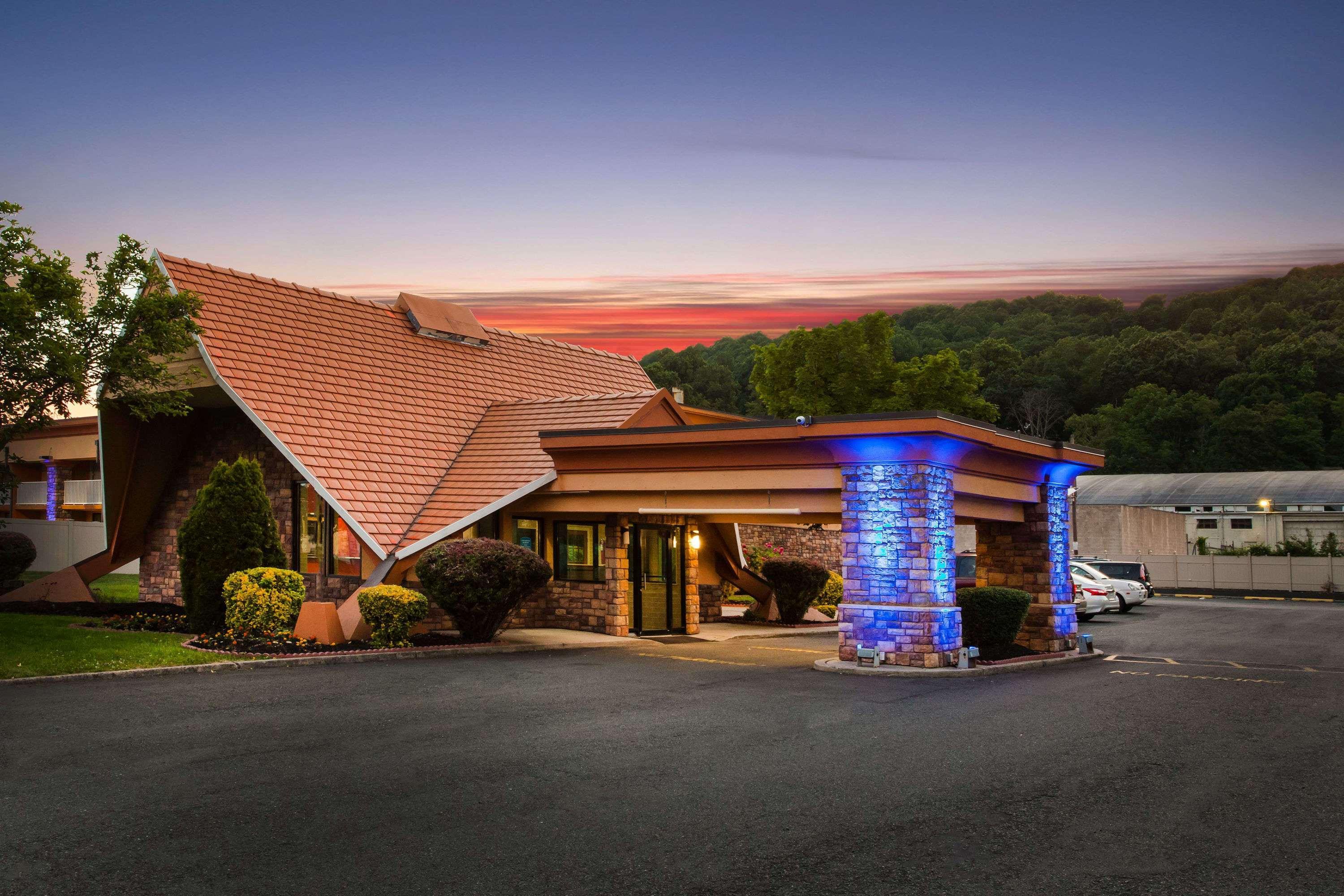 Howard Johnson By Wyndham North Plainfield Exterior photo
