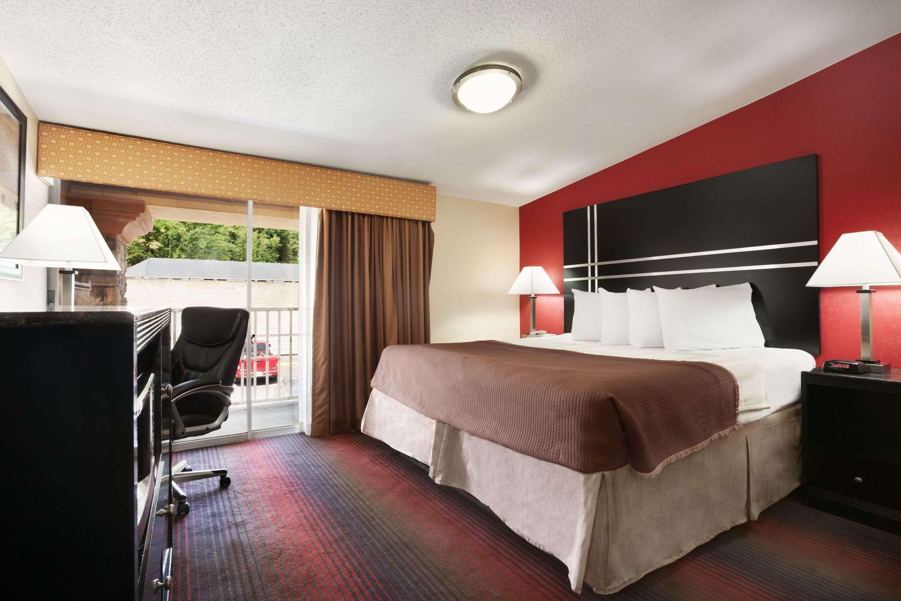 Howard Johnson By Wyndham North Plainfield Exterior photo