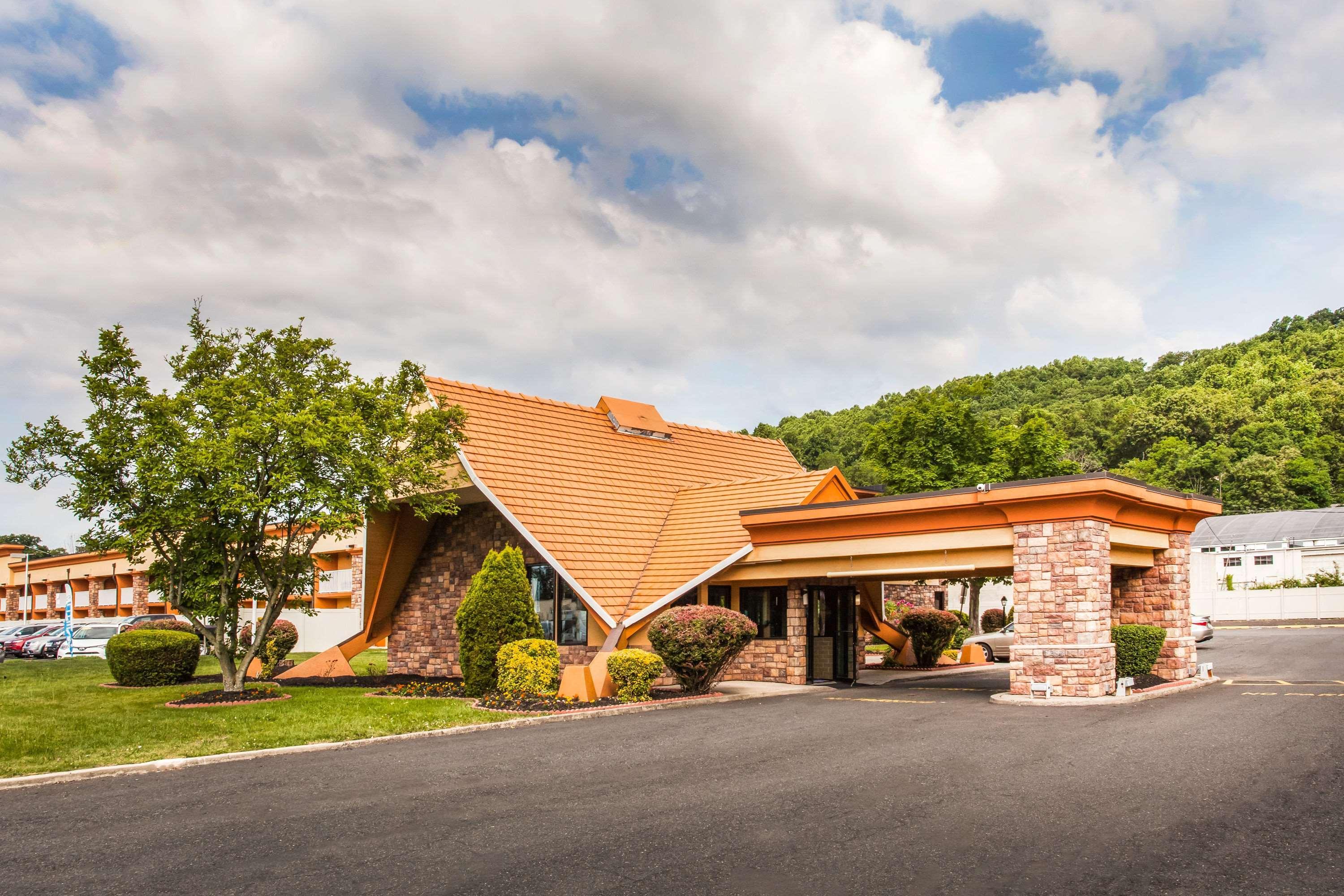 Howard Johnson By Wyndham North Plainfield Exterior photo