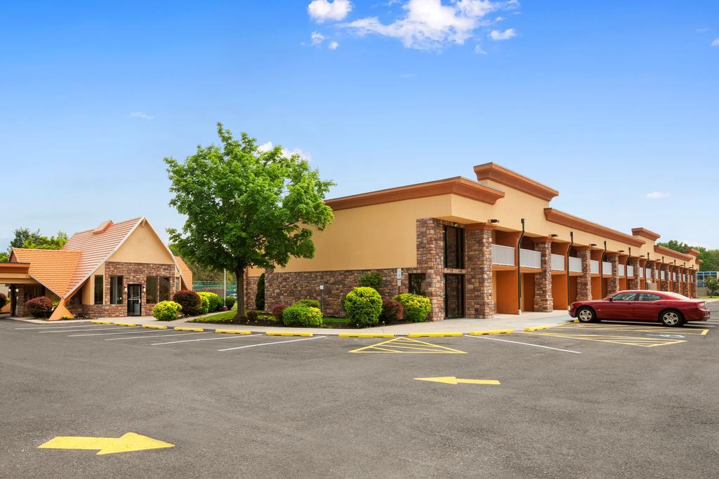 Howard Johnson By Wyndham North Plainfield Exterior photo