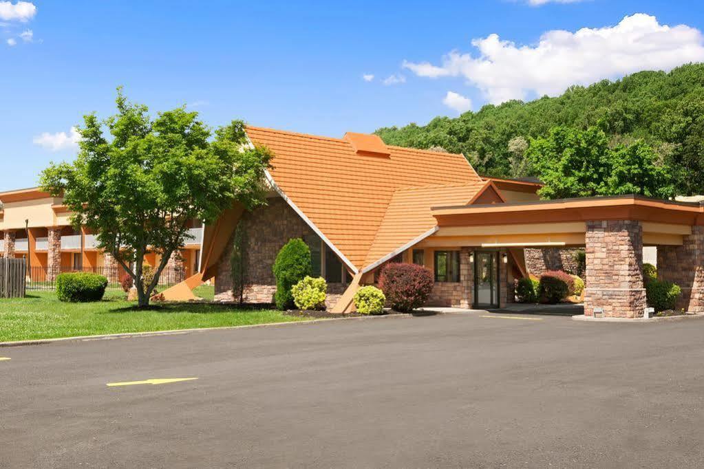Howard Johnson By Wyndham North Plainfield Exterior photo