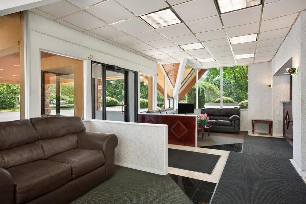 Howard Johnson By Wyndham North Plainfield Exterior photo